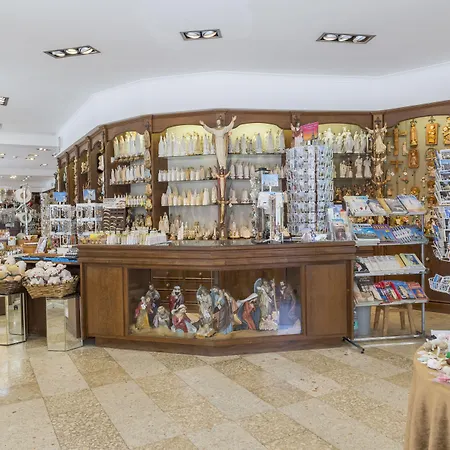 Cinquentenario & Conference Center מלון